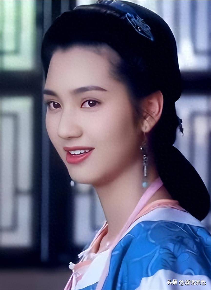 洪欣现状:54岁身材火辣,11岁女儿超像她,儿子和继父张丹峰很亲