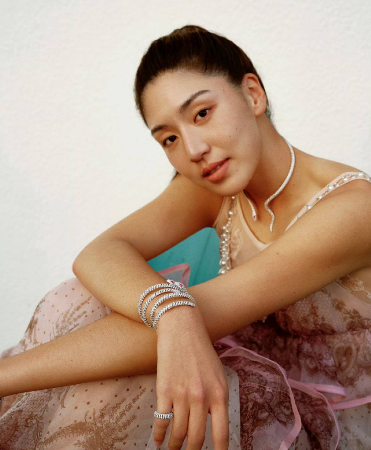 化妆后的王欣瑜,182cm黄金臀腿比,展现呼之欲出的野性美