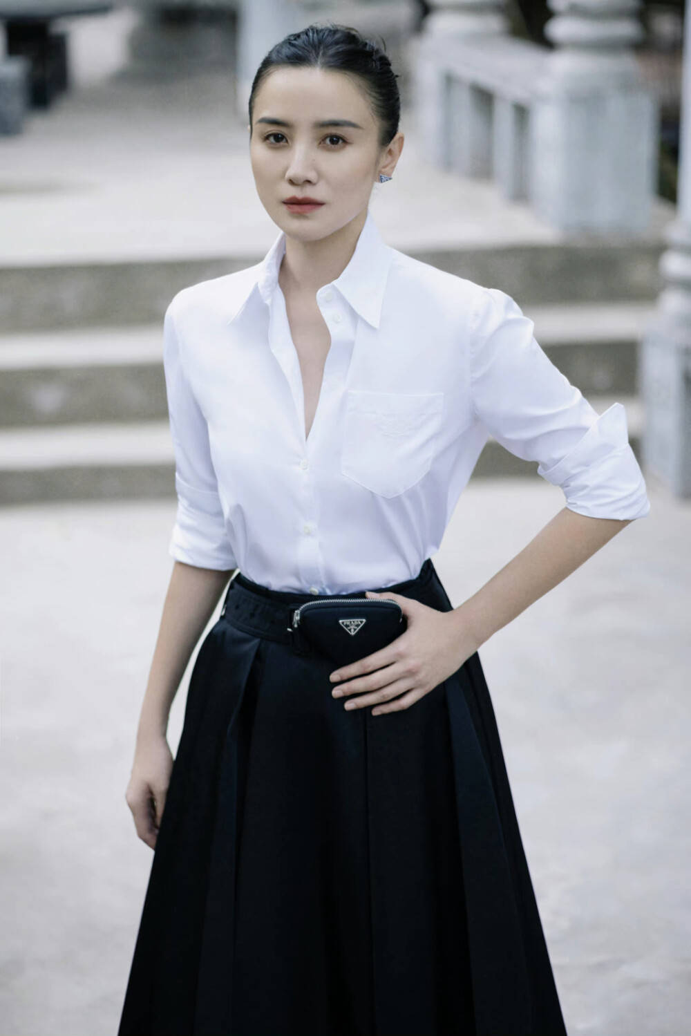 43岁宋佳近照!腋下妇乳明显,真空礼服险走光,胳膊上痕迹引热议