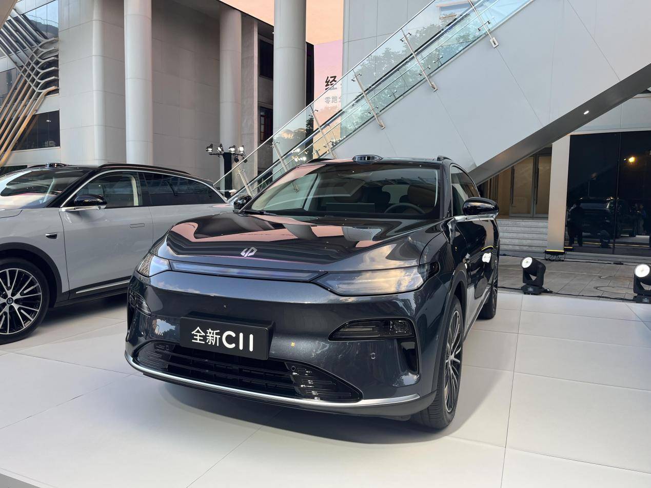零跑全新C11上市，配激光雷达、8295P芯片，买它还是Model Y？
