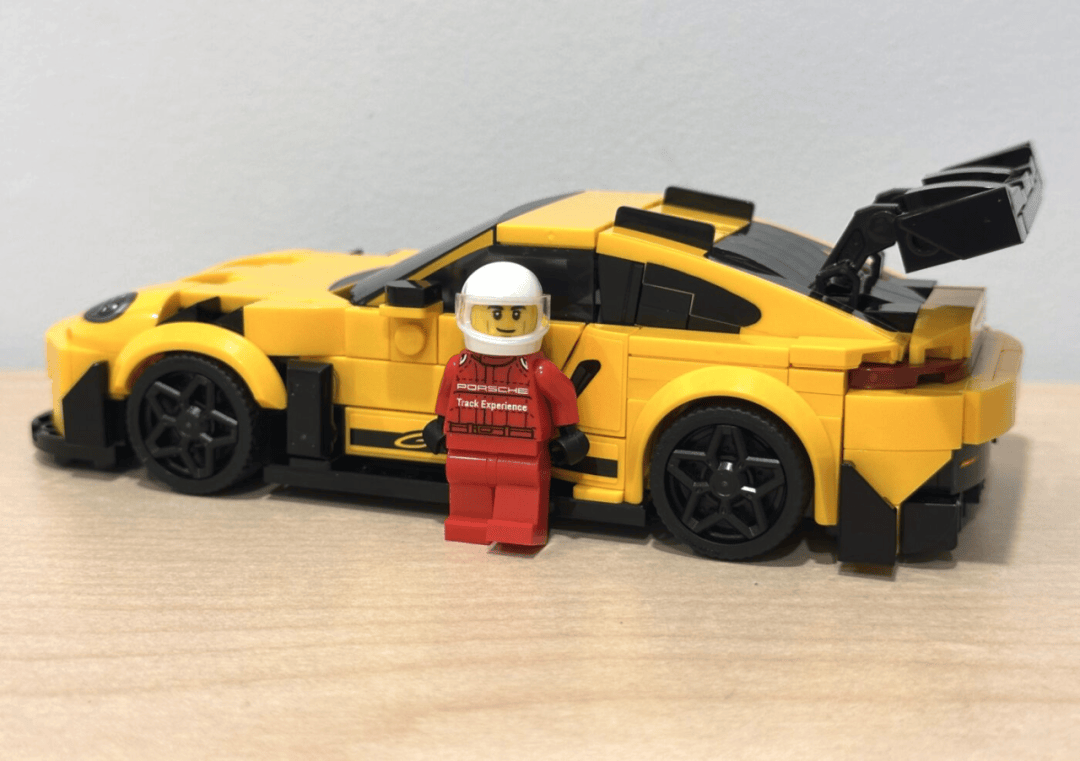 乐高首款8格保时捷911 gt3 rs评测:车灯争议大,但真值得买!