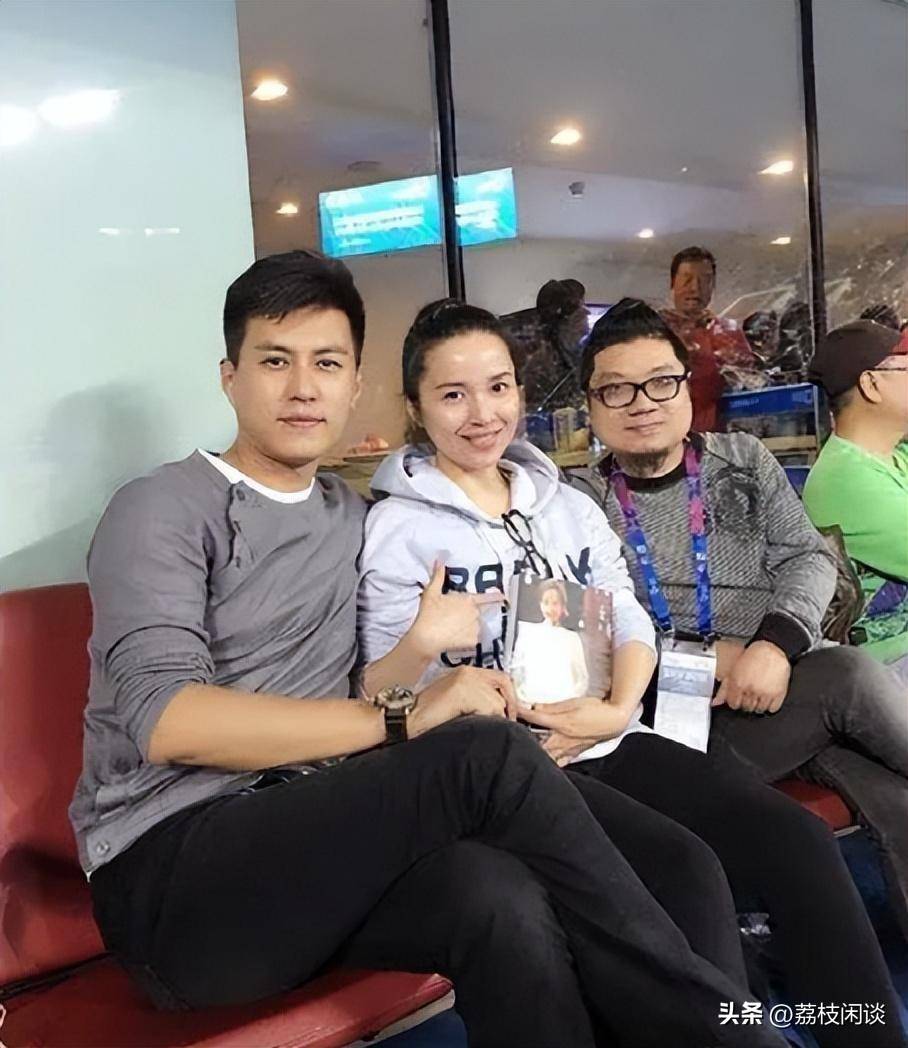 7月2日晚上,靳东的妻子李佳在她的个人社交平台上分享了一组旅行中的