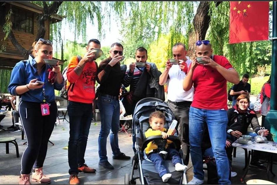 风向彻底变了！第一批来华免签的外国人，回国后戒断反应明显