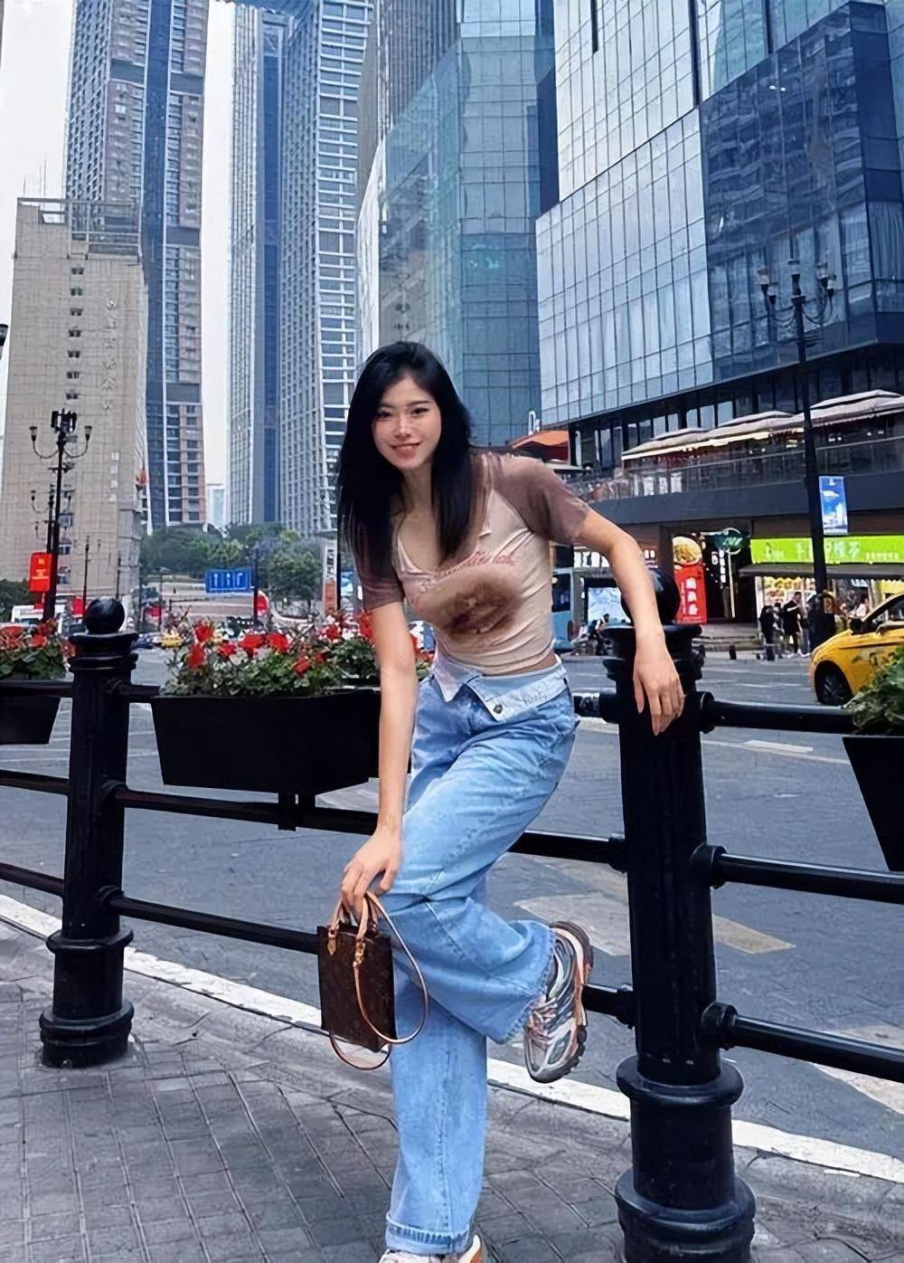 吴艳妮曾是朴素女孩,简单马尾配发夹,单眼皮素颜照曝光!