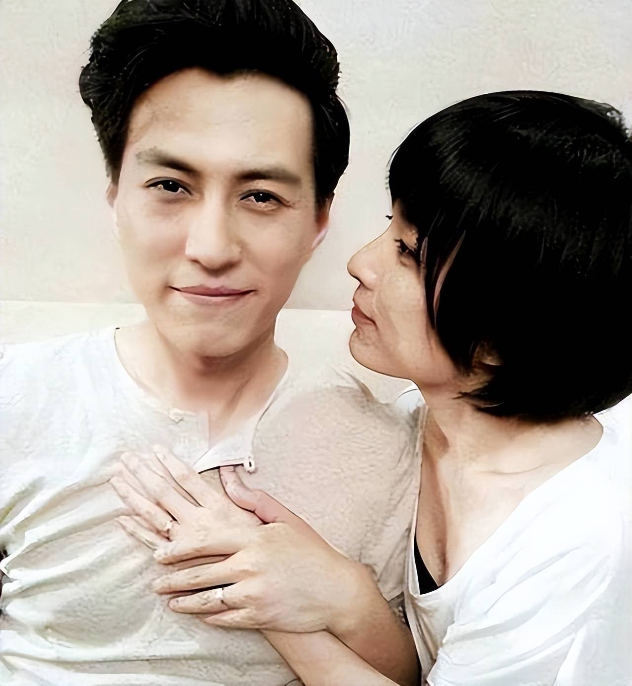 原创靳东老婆晒近照46岁李佳白发如雪脸无皱纹气质依旧自信迷人