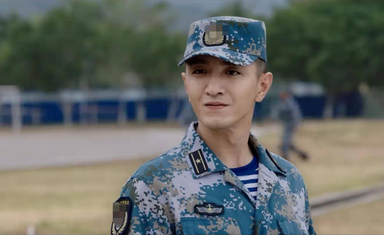 金瀚一贯保持着军人的形象,而宣璐在现代题材剧中