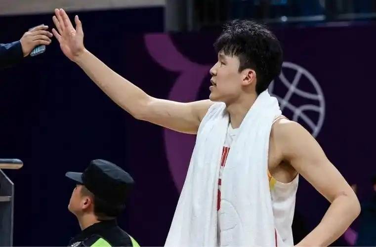 曝杨瀚森打完夏季联赛后！预计回国出战男篮亚洲杯，周琦还不确定