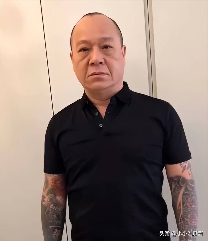 71岁吴志雄来陕西,穿红色西装,一群保安保护,走路带风霸气十足