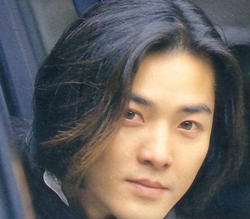 57岁郑伊健近况:美国吃中餐,发型30年不变,却成了胖大叔