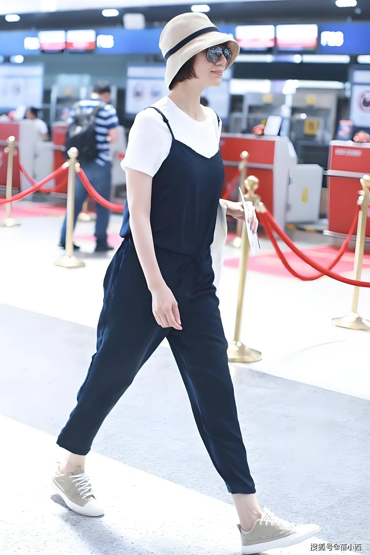 夏季阳光太过刺眼为了保护眼睛和面部肌肤女生会选择戴太阳帽