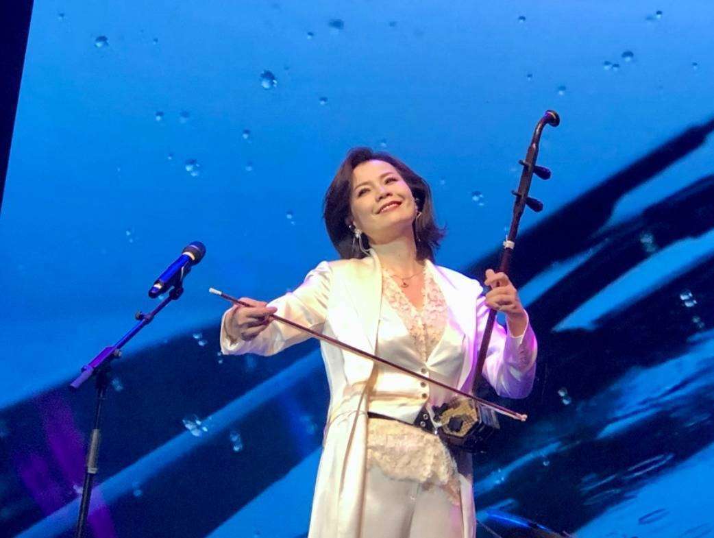 周冰倩直播开唱真的好想你!58岁冻龄女神带三代歌迷重返青春