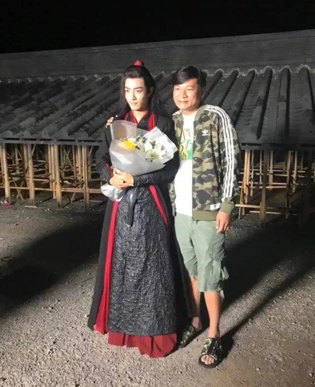 看《陈情令》别被骗了!存一组肖战合影原图