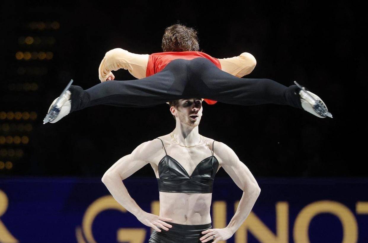 花滑男选手托举女选手时碰隐私部位,观众:这不是耍流氓吗