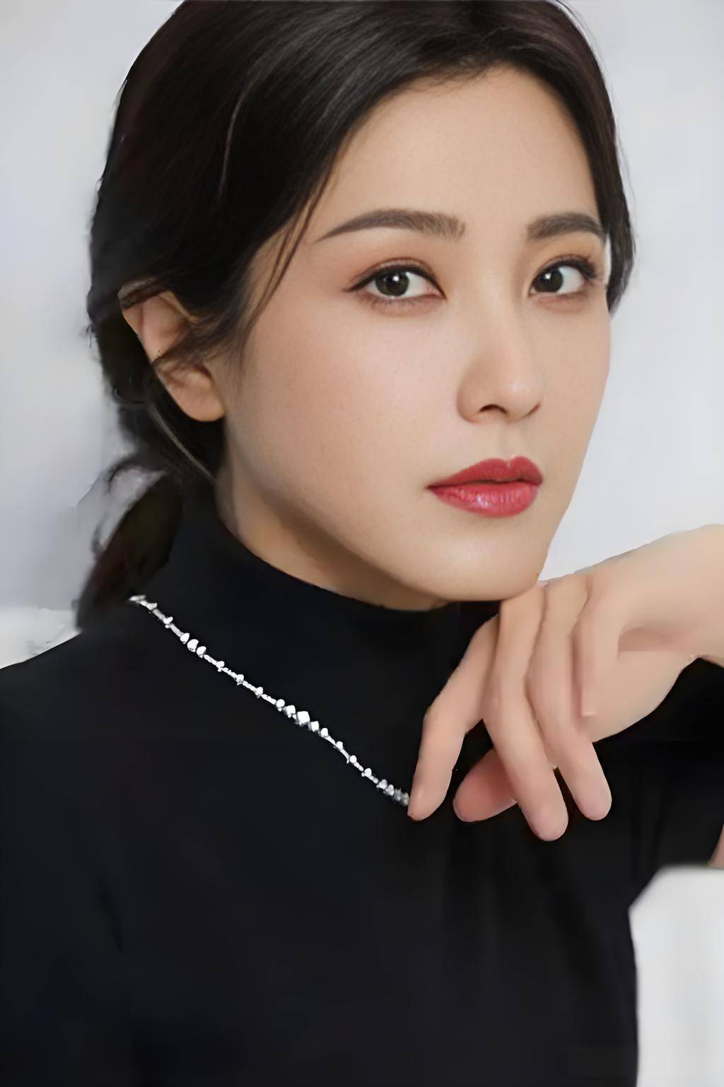 曾黎的48年:顶级美貌没嫁豪门,不结婚的她活成了一道光!