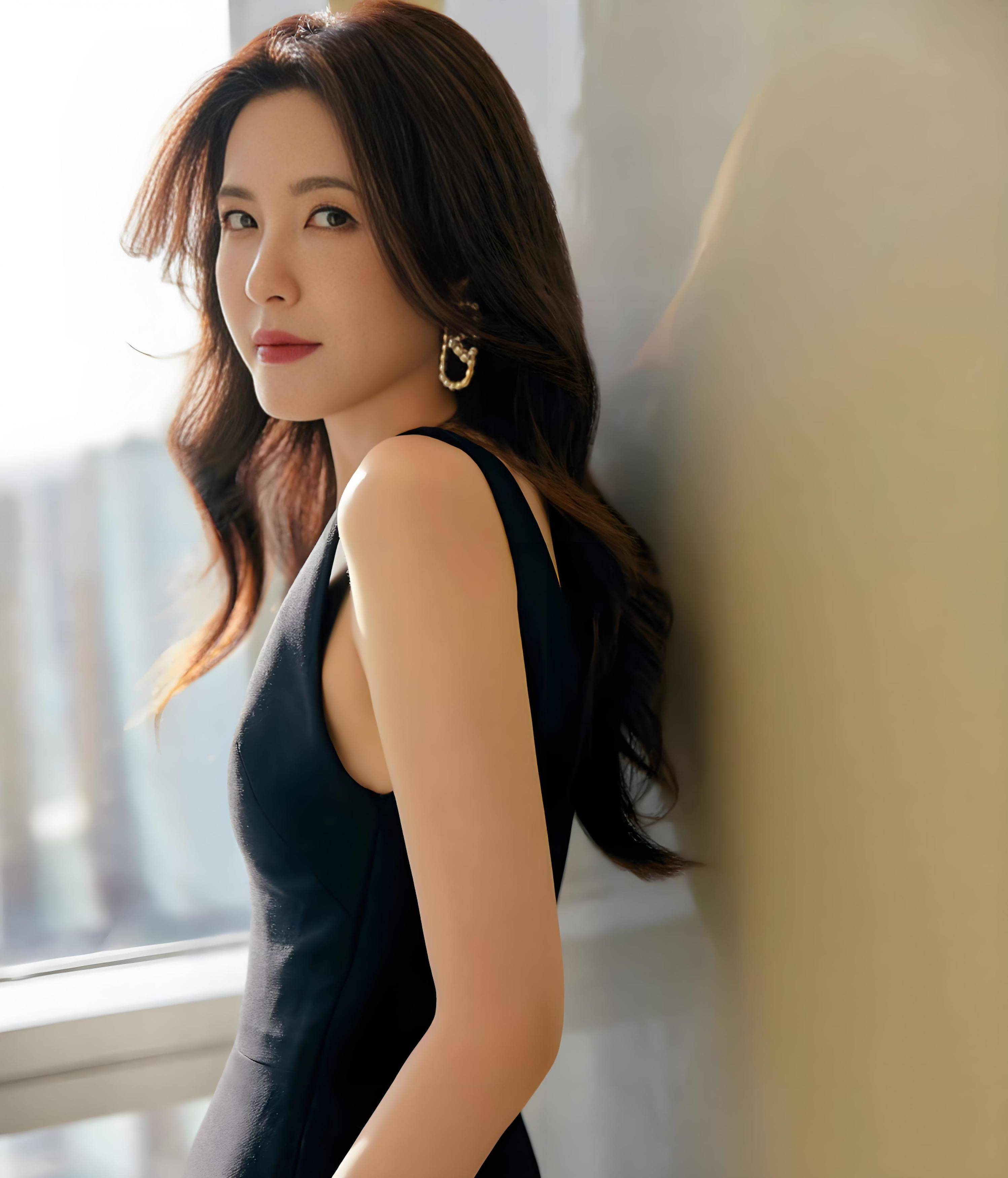 曾黎的48年:顶级美貌没嫁豪门,不结婚的她活成了一道光!