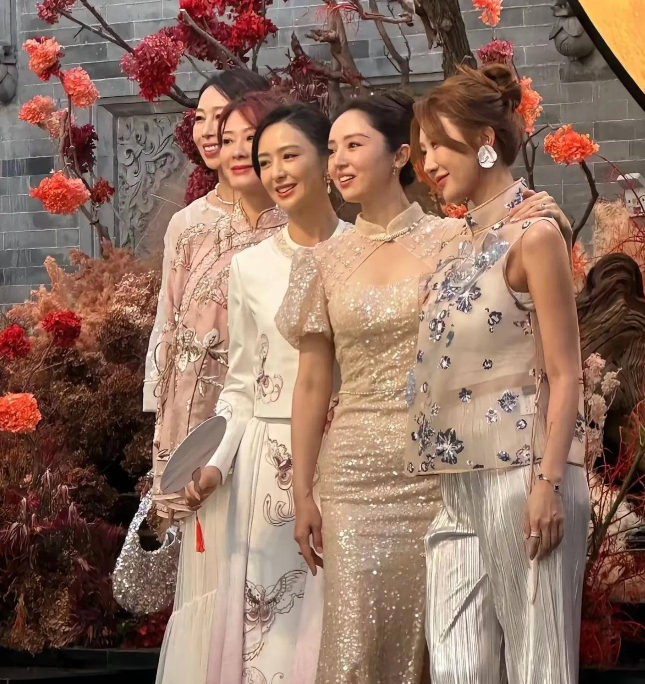 董璇张维伊伴郎伴娘团公开,女明星男笑星齐聚,画风幽默爆笑