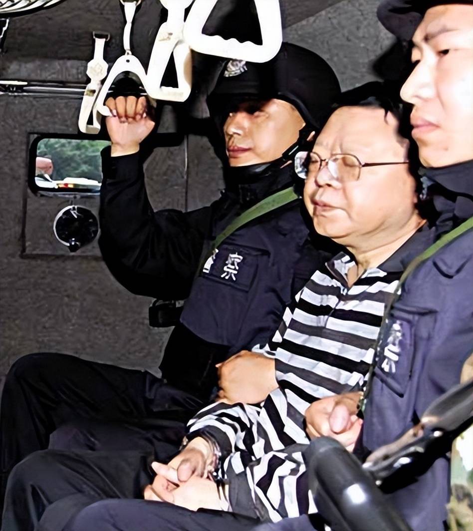 2000年真实影像湖南第一悍匪张君被活捉后文强亲自审讯