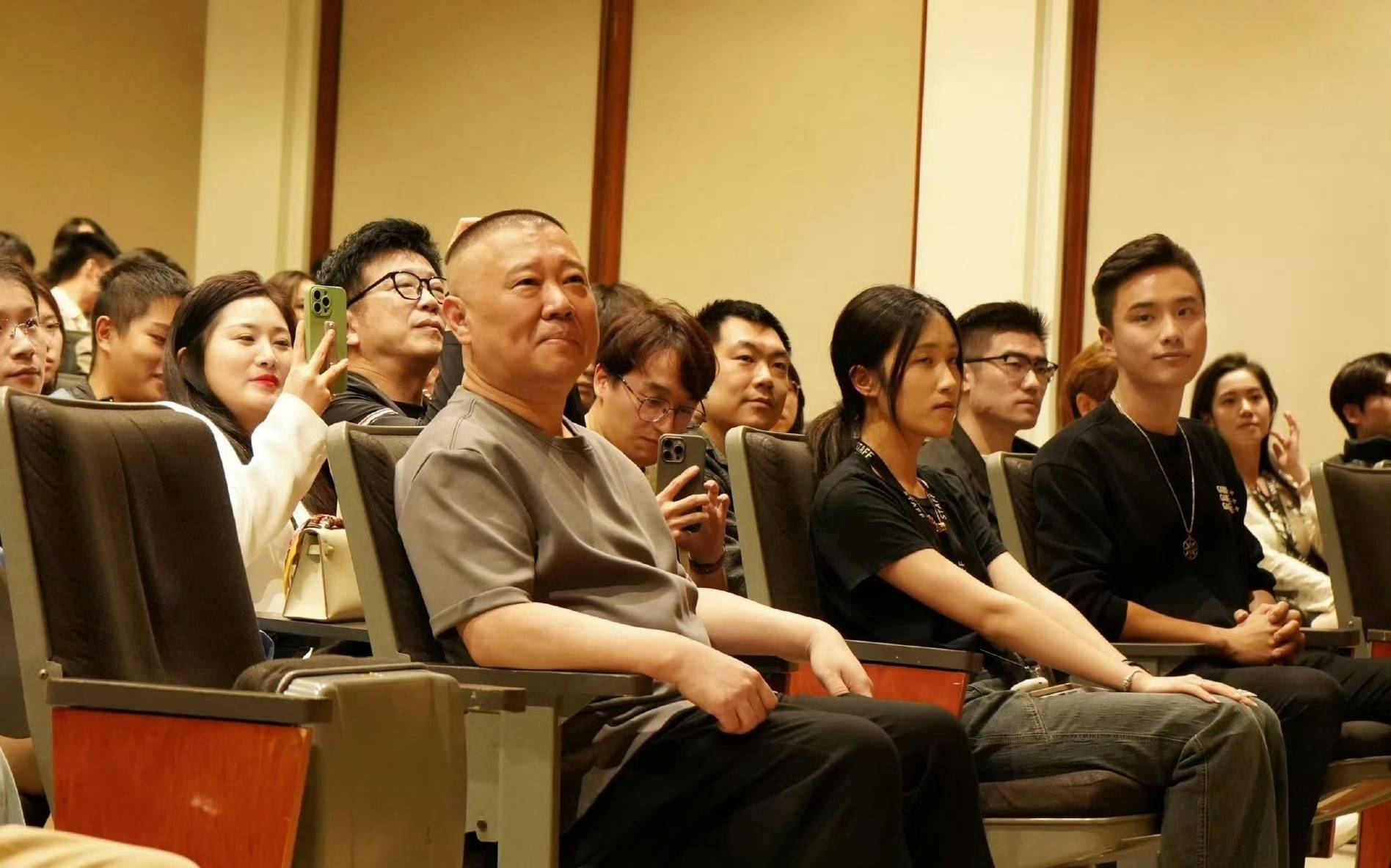钱城与隋意屡次犀利点评同行，相声现状究竟如何？