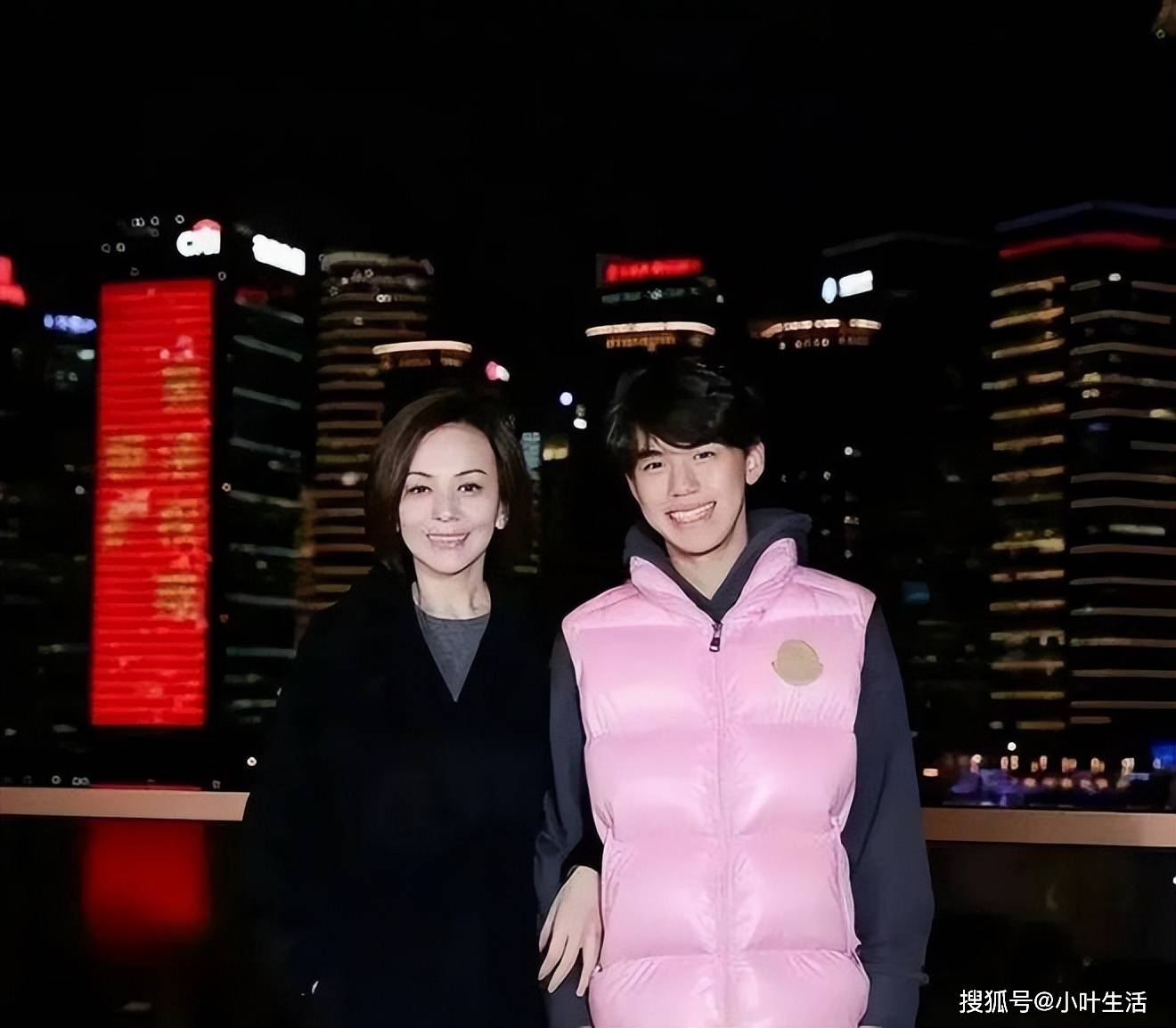 第一任丈夫是圈外人,婚后她放弃拍戏,跟着去了国外