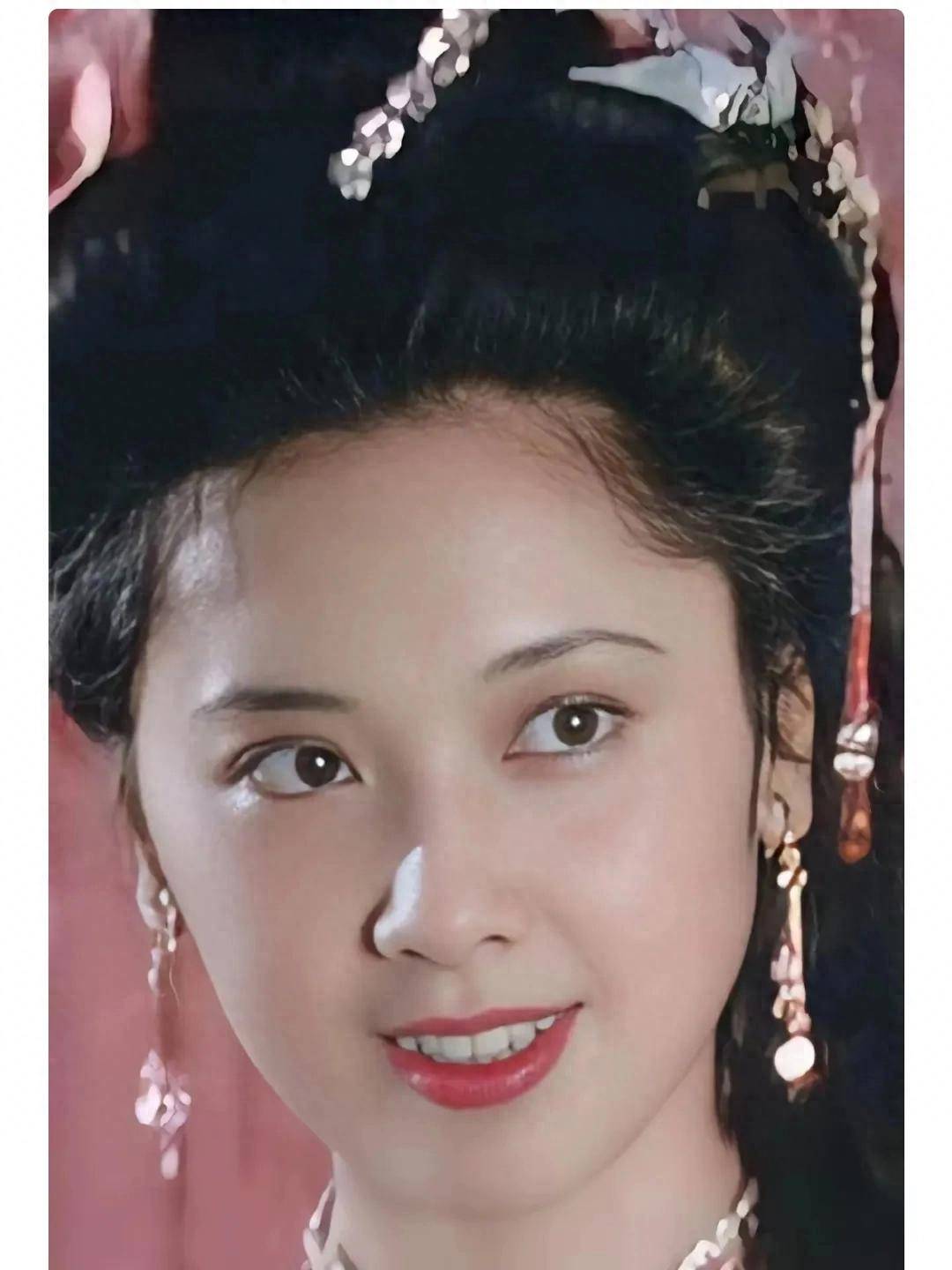 女儿国王朱琳一瞥惊艳,倾城美貌,震撼整个西游