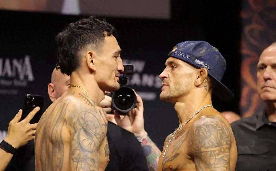 UFC巨星“钻石”普瓦里尔退役战惨败，霍洛威成功卫冕BMF金腰带