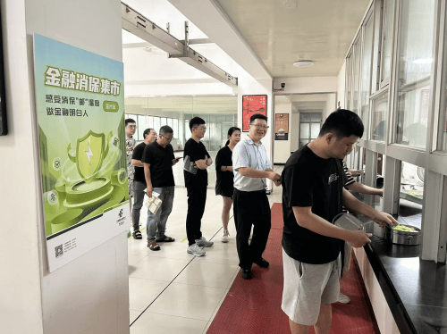 金融宣传系列:邮储银行鹿城区支行走进食堂讲金融(图1) 金融宣传系列:邮储银行鹿城区支行走进食堂讲金融(图1)