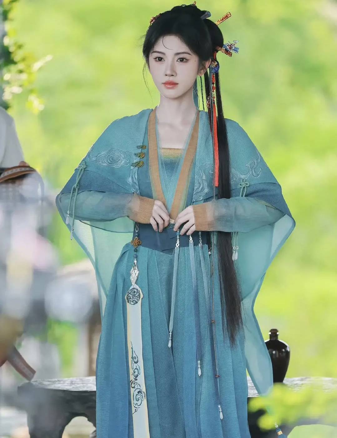 从双马尾到盘发,鞠婧祎《来战》演绎阿黛的成长蜕变之路