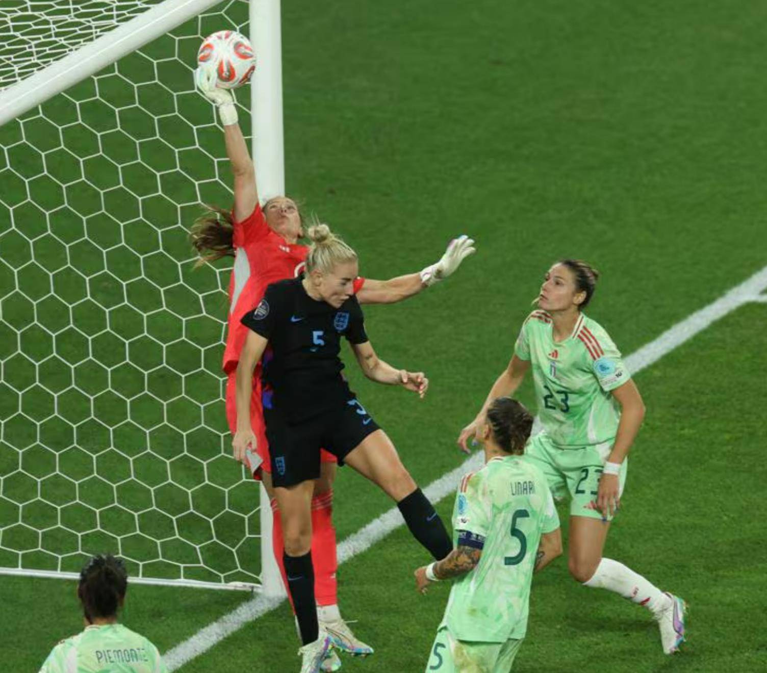 英格兰女足2-1绝杀意大利，连续两届闯入欧洲杯决赛
