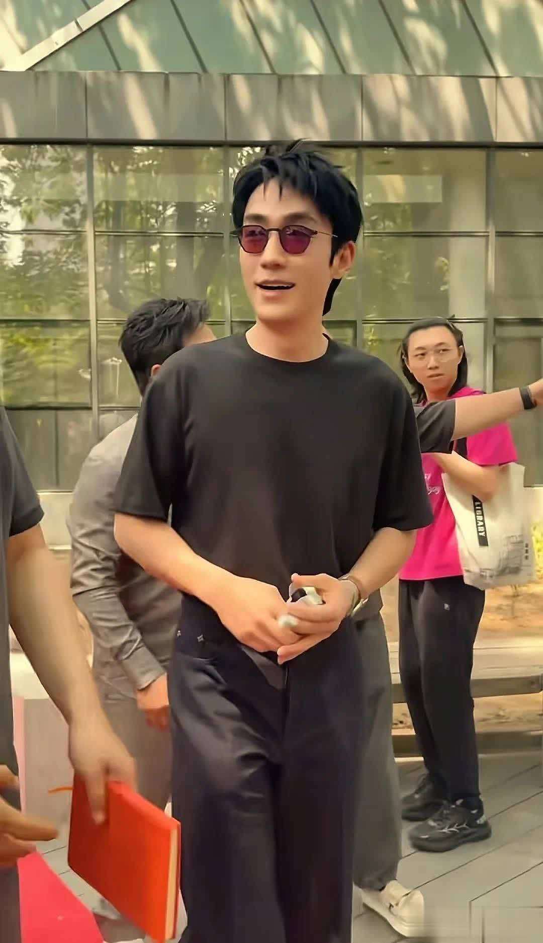 原创黄渤朱一龙现身北影领奖朱一龙小跑上前问候恩师