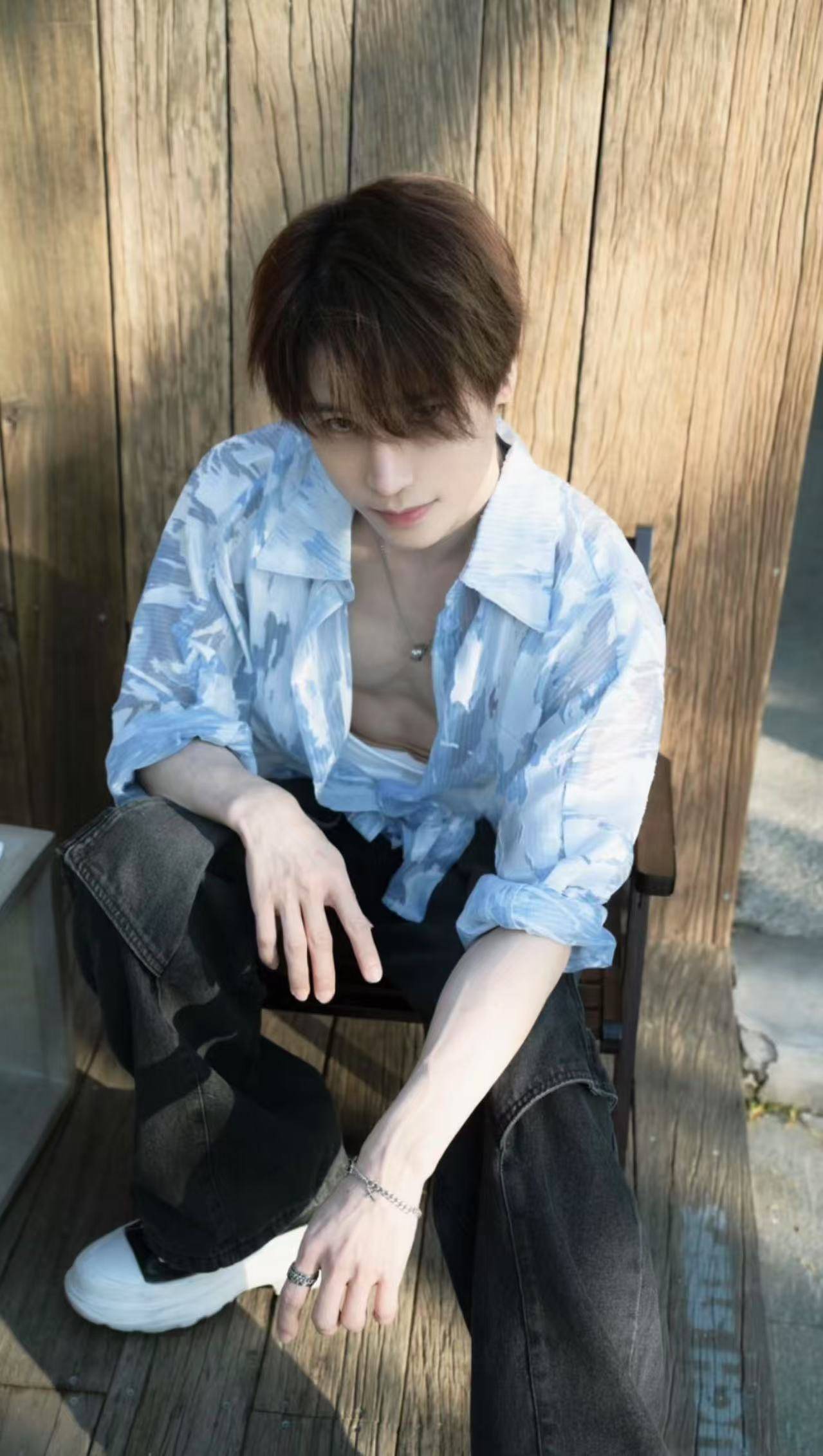 陈奕天晒电影氛围感写真