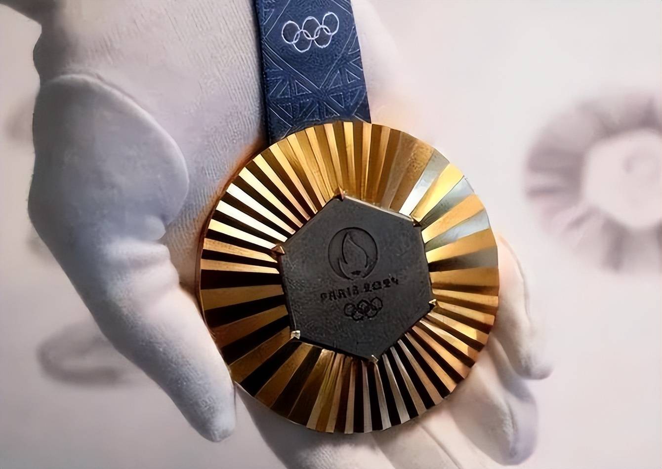 还有2021年东京奥运会,中国跳水"梦之队"的全红婵,14岁的小女孩凭借