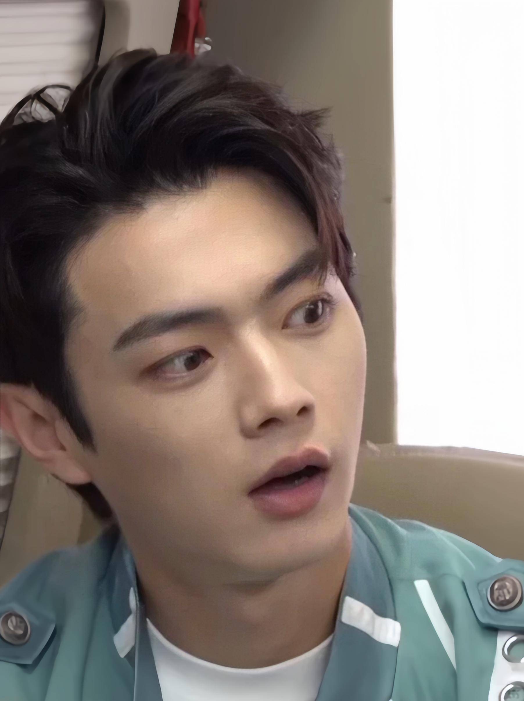 密逃聚会,杨幂脸肿似发面馒头,许凯油腻,周笔畅蓝发抢镜