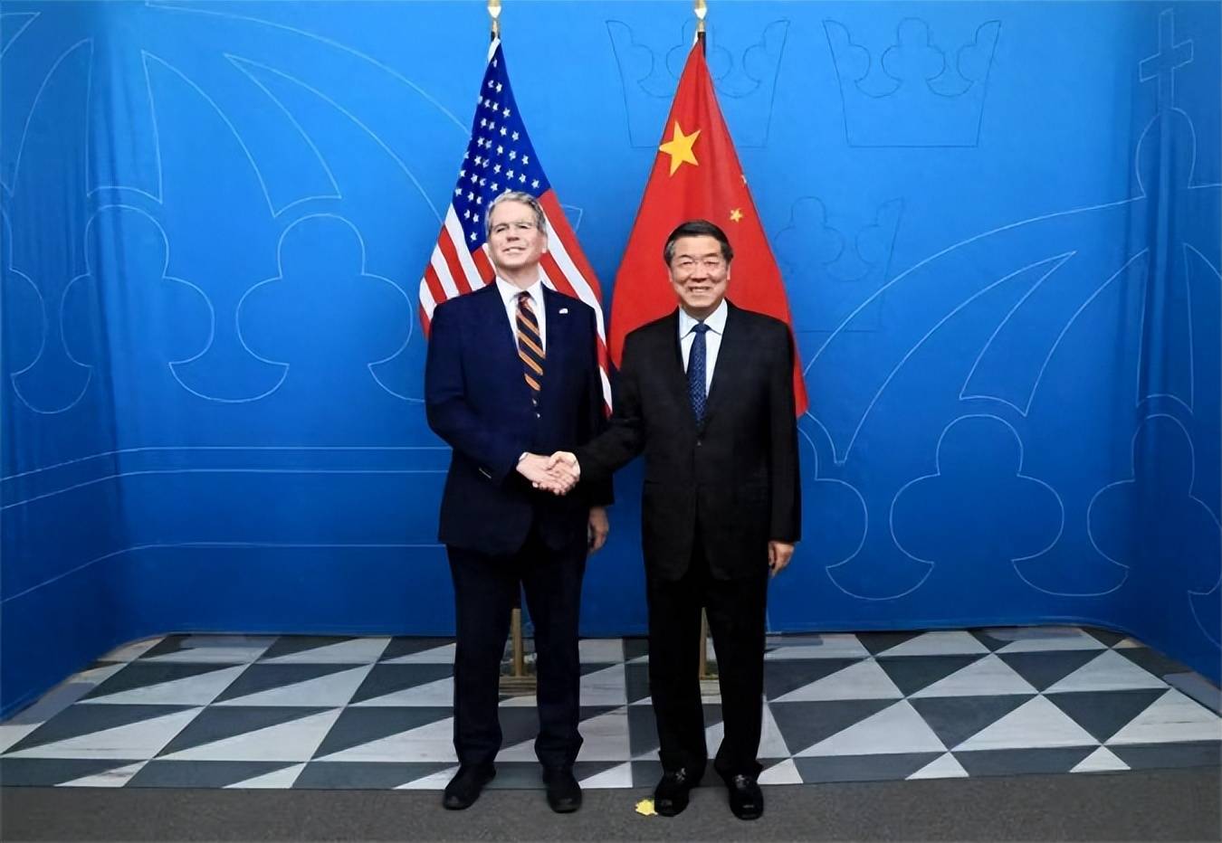 代表一言不发,快步离开谈判会场,特朗普承认,中方态度强硬