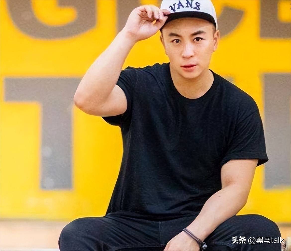 "功夫小子"释小龙落寞了,被父亲榨干37年,最近师父也翻车