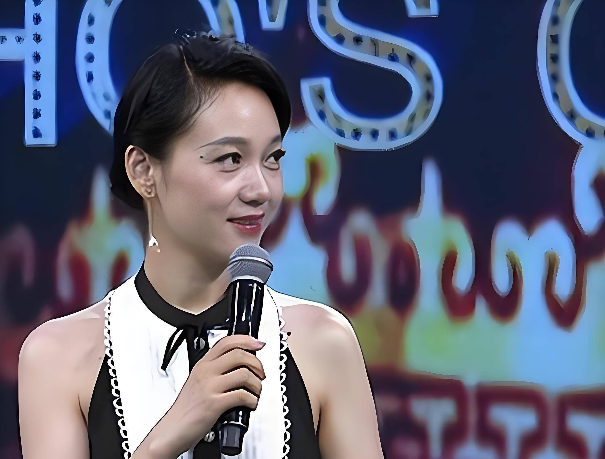 她曾是安徽卫视一姐,是郭德纲贵人,巅峰退圈,老公身份至今成谜