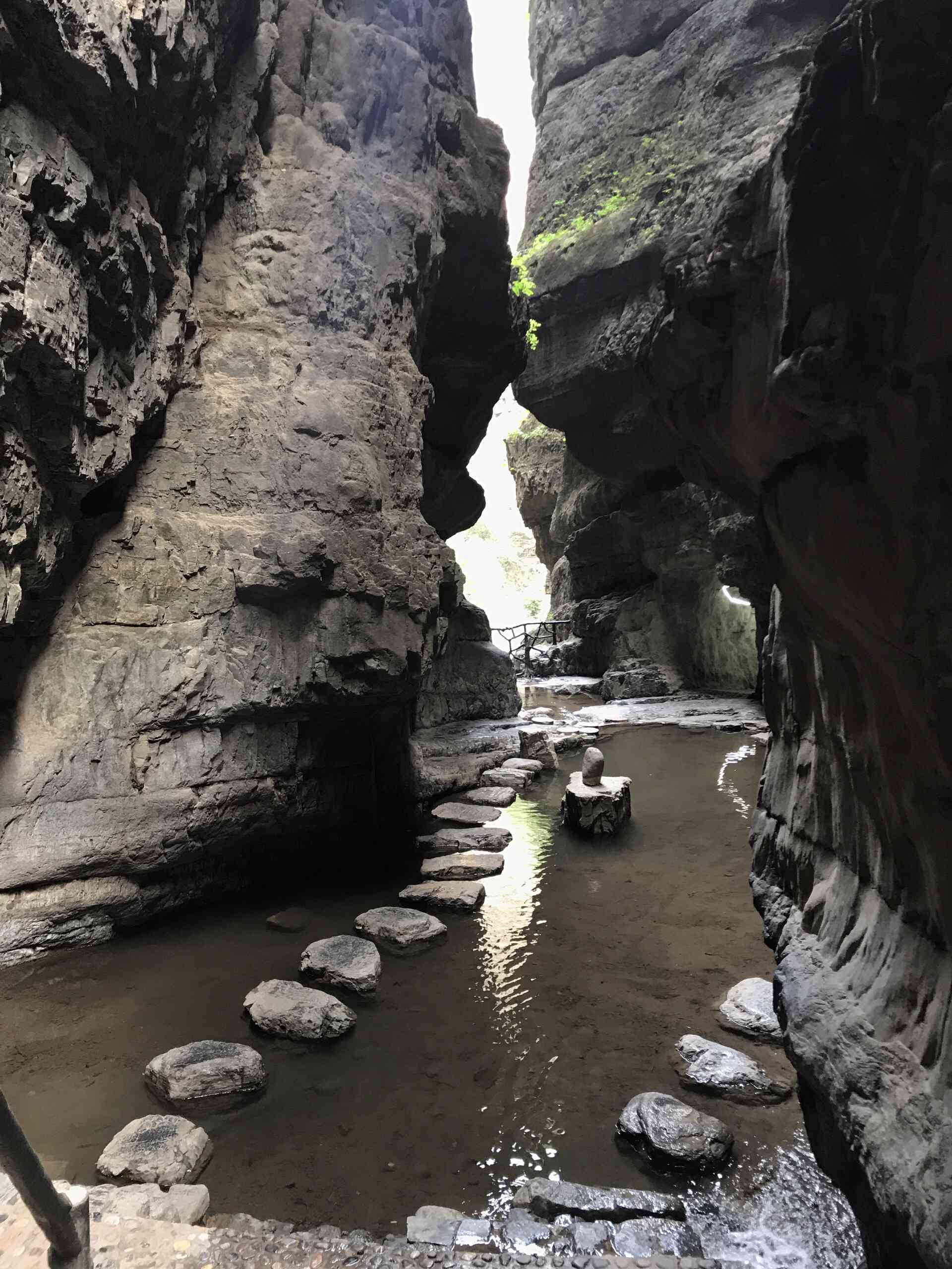 的喀斯特地貌代表其地质景观形成于14亿年前的地质运动以岩溶嶂谷