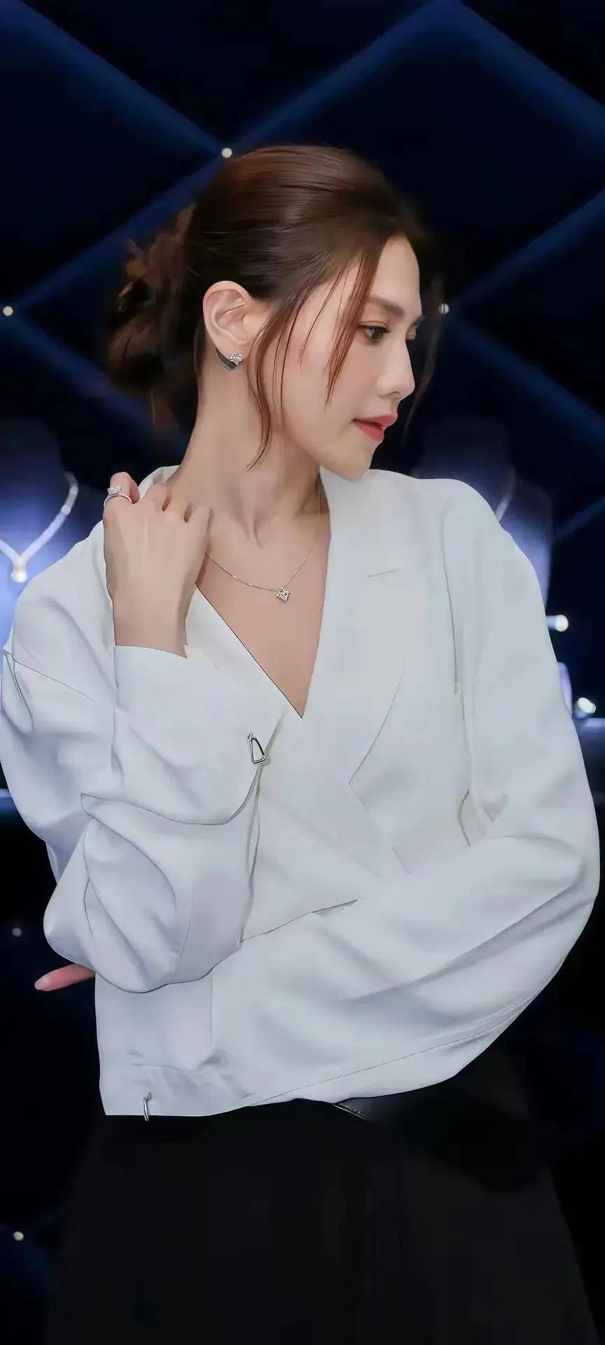 周秀娜性感女神，港圈不多的绝代风华，身材颜值一流。_争议_认可_底线