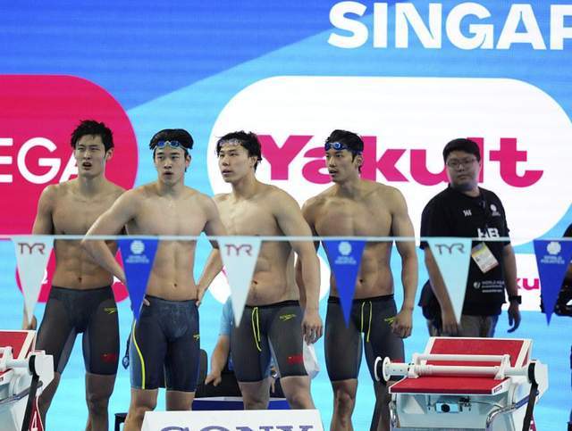 2025新加坡游泳世锦赛：中国队混合泳接力预赛意外出局，美媒质疑阵容选择