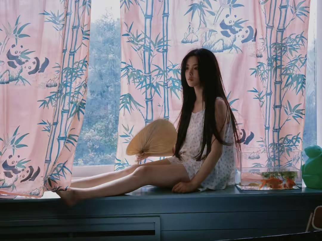 救命!杨超越睡衣玉足写真爆火,这"清纯感"杀疯了