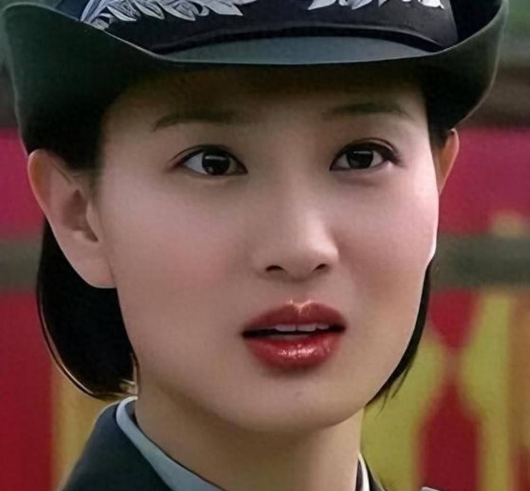 40岁"最美军花"侯梦莎喜得千金,正好是8月1日,老公也是圈内人