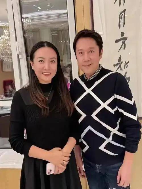 56岁蔡国庆妻子身份曝光,竟是低调富婆气质出众还把儿子教得优秀 - 娱乐八卦
