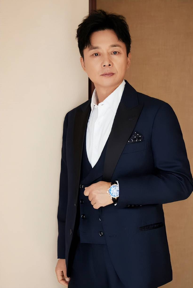 刘奕君再婚带儿子,中年得女后,与儿子一起宠成公主