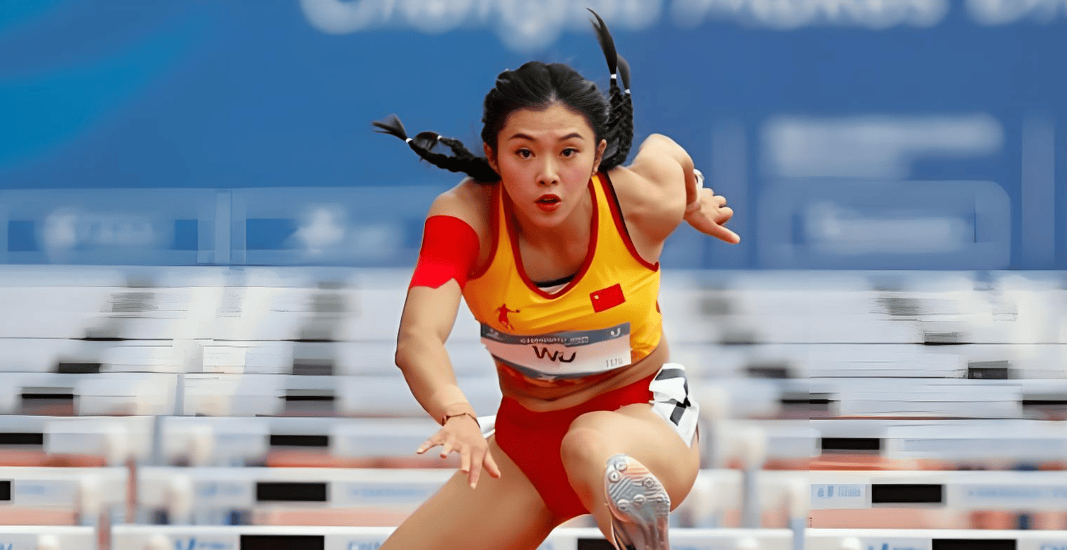 姑娘们又美又飒!吴艳妮雨中逆转夺冠,中国女子跨栏的锋芒谁也挡不住