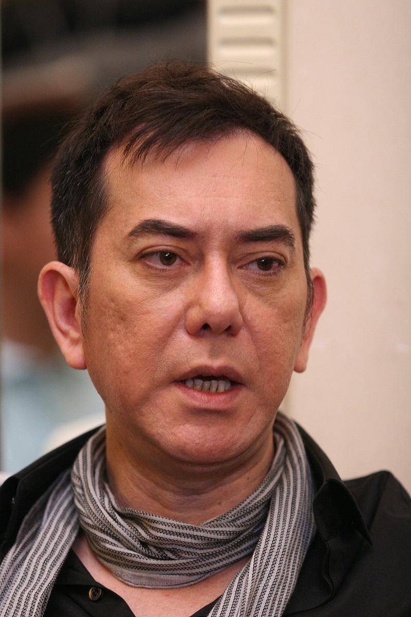 为了证明他自己的"血统高贵",黄秋生还真的跑去英国去找所谓的"祖先