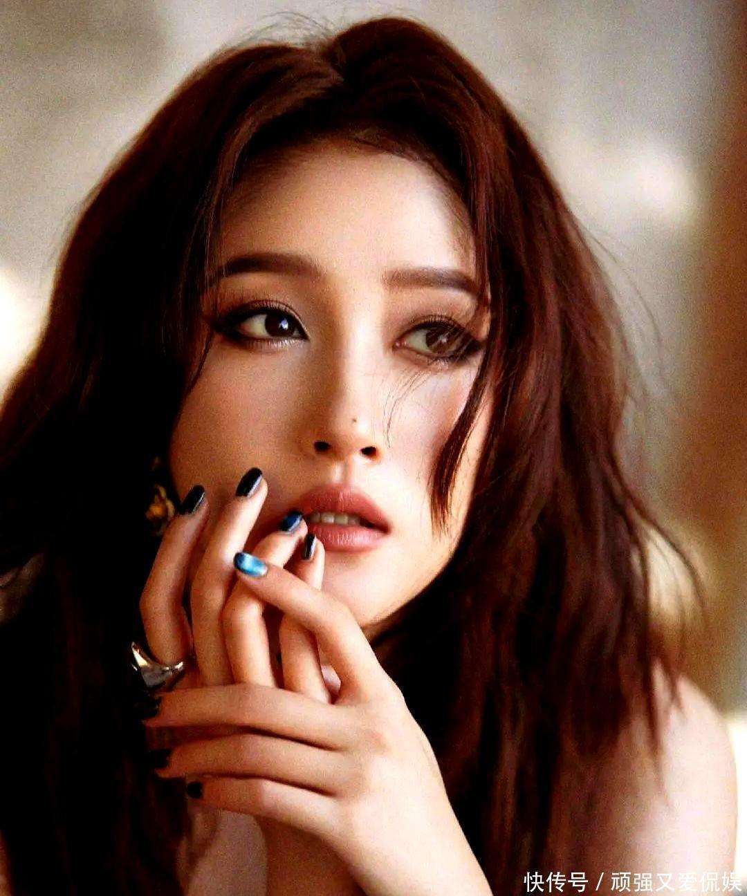 27岁关晓彤当车模,穿西装裙一双大长腿太瞩目,根本看不过来