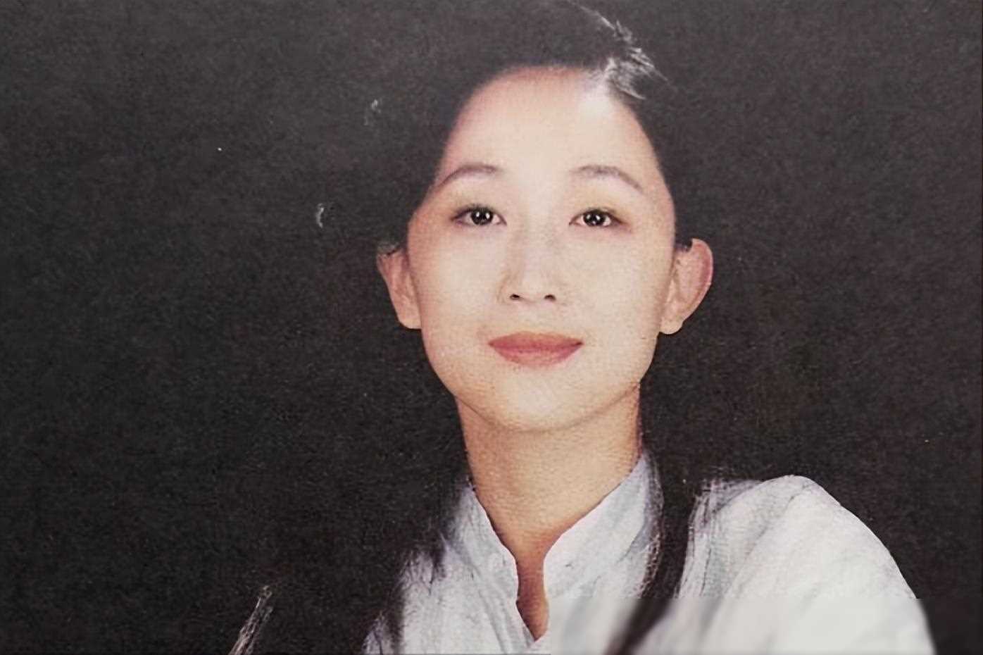 现在的陈瑾,不仅是一名优秀的演员,更成为了年轻演员学习的榜样