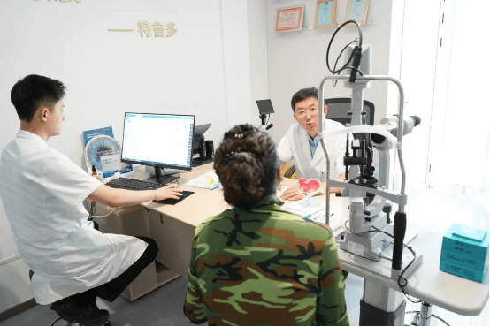 向英雄致敬，为荣光献礼，哈尔滨华厦“致敬荣光·终身守护”老兵驿站光明行动公益计划正式拉开序幕！