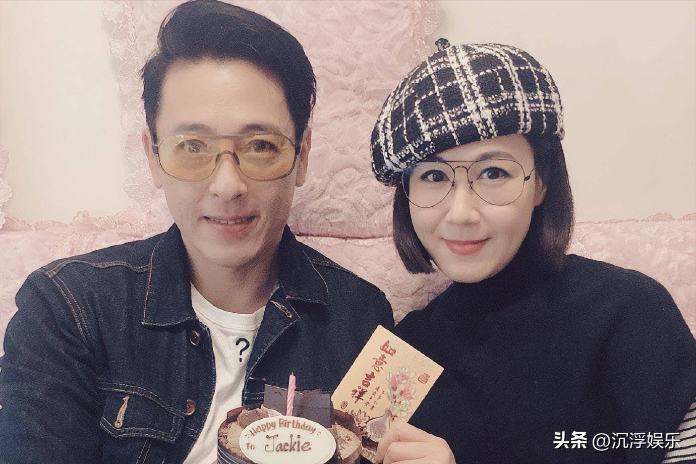 59岁吕颂贤夫妇近照曝光,皮肤嫩得像20岁!