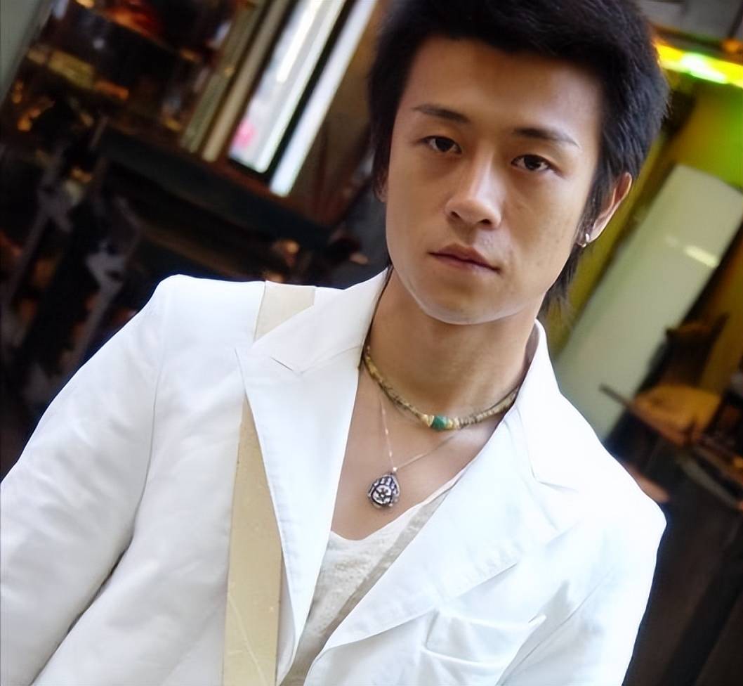亲妈是导演,干妈是导演,20年都捧不红的他,却在改名后火了