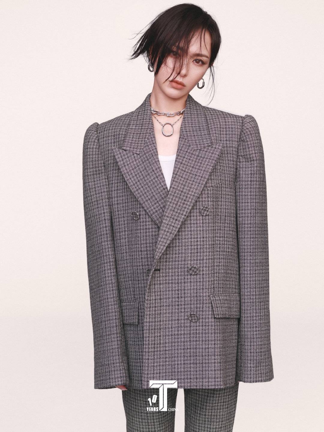 唐嫣《t magazine》封面首秀超短发冷峻新形象颠覆甜姐标签